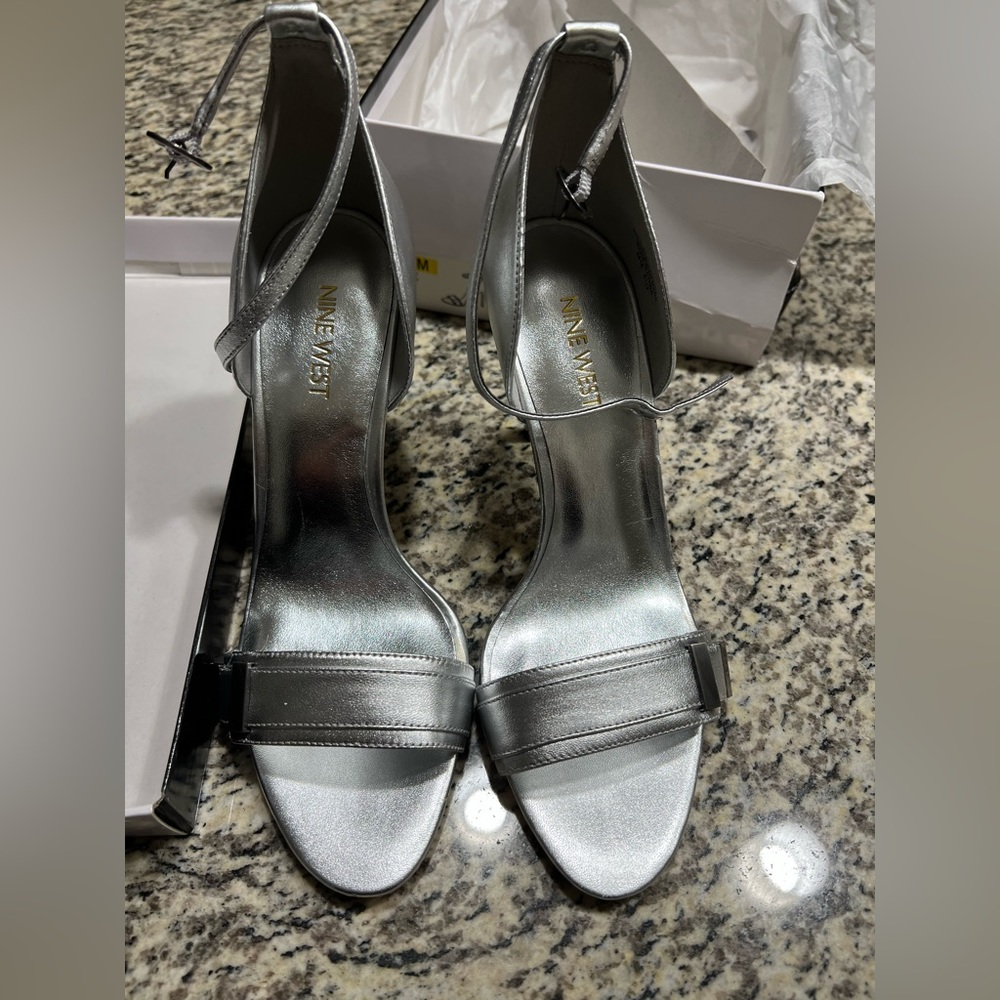 Nine West size 7.5 silver heels NWT